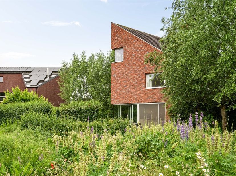 Cette villa à l'architecture unique allie espace, caractère et confort dans une situation exceptionnelle à proximité du centre de Geel. Située dans un