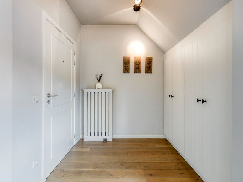 Dit ruime appartement geniet van een uitstekende ligging op wandelafstand van het centrum van Mol, vlak bij het station, de winkelstraten en tal van l