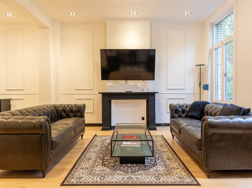 Property One vous propose une maison unifamiliale avec bureau indépendant, idéalement située face au Domaine Royal de Laeken, dans un environnement ve