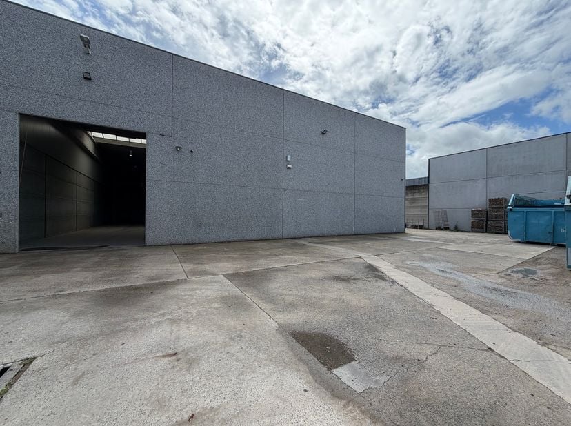Functioneel magazijn van ca. 720 m², geschikt voor productie, opslag en logistiek, gelegen in de industriezone te Zulte/Kruisem. Dankzij de strategisc