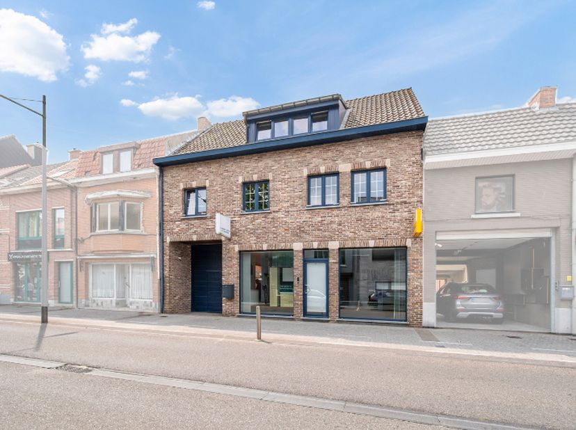 Ruime en veelzijdige eigendom met aanpalend magazijn, achter uitweg en tal van mogelijkheden, gelegen in het centrum van de dorpskern. &amp;nbsp;<br />
Vo