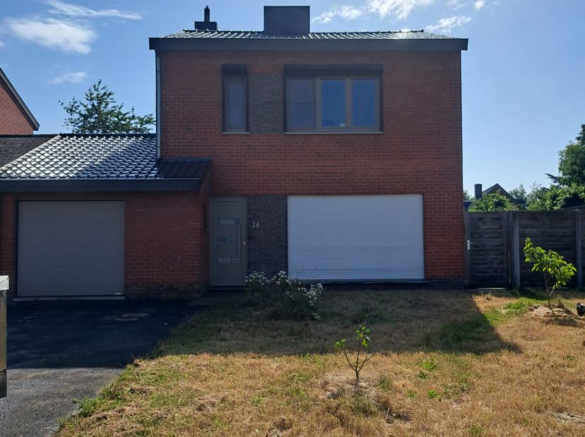 Troeven van deze woning:<br />
Instapklare halfopen bebouwing<br />
Rustige ligging in een doodlopende straat, op korte afstand van het centrum van Gi