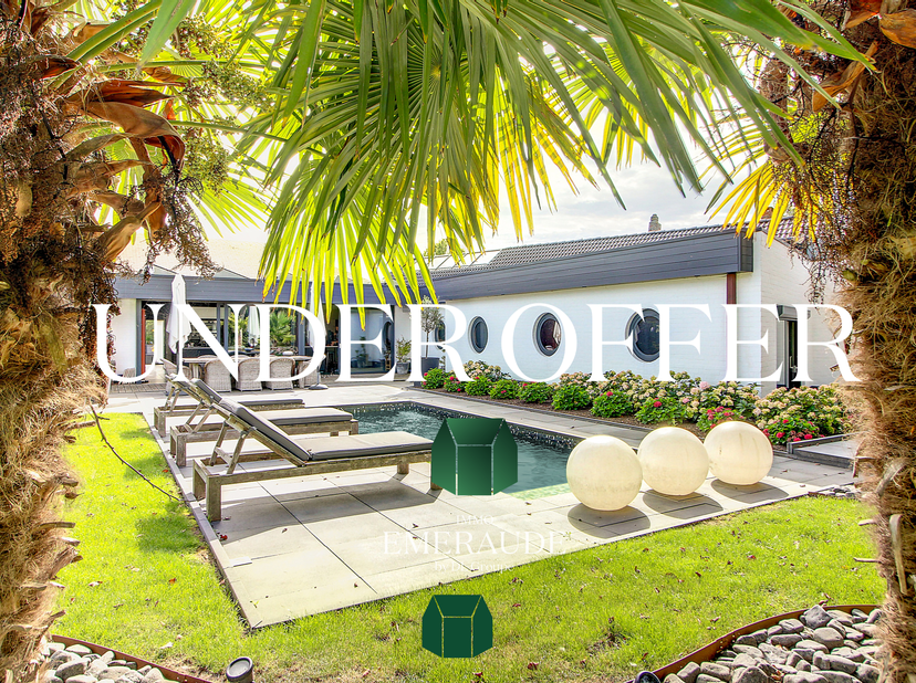 Ontdek deze uitzonderlijke luxevilla waar elegantie, comfort en welzijn perfect samenkomen.<br />
Bij het betreden van de woning wordt u onmiddellijk