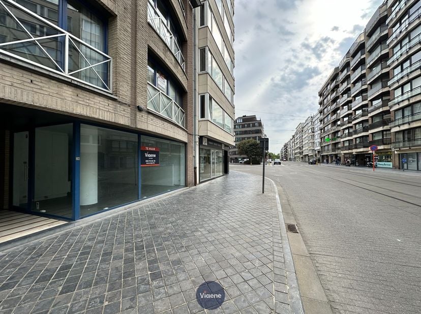 Handelsgelijkvloers gelegen op een druk kruispunt met veel visibilteit - ideaal geschikt als kantoor of specialiteitenwinkel - 130 m² handelsoppervlak