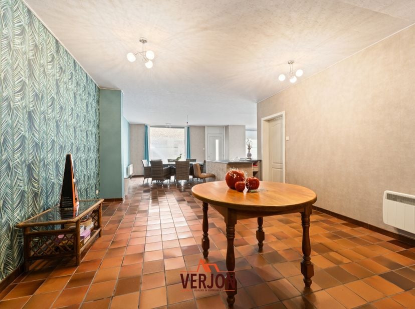 Bent u op zoek naar een eigendom met tal van mogelijkheden om wonen en werken te combineren? Deze ruime woning met voormalige handelsruimte, biedt een