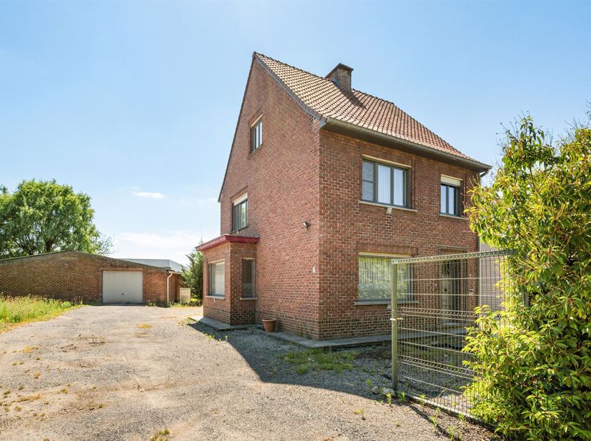 TE KOOP: toffe goedgelegen halfopen bebouwing met loods van 180m²!<br />
<br />
Deze toffe halfopen bebouwing met loods van 180m2 is bijzonder centr