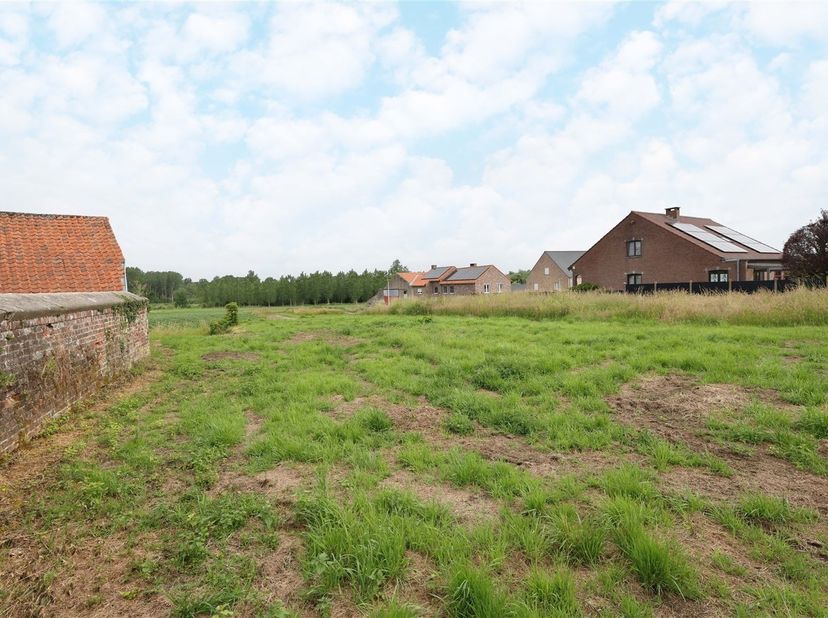 Knappe bouwgrond van 5a48ca geschikt voor een halfopen bebouwing in groene omgeving<br />
<br />
Omgeving:<br />
+ Landelijke en groene omgeving<br