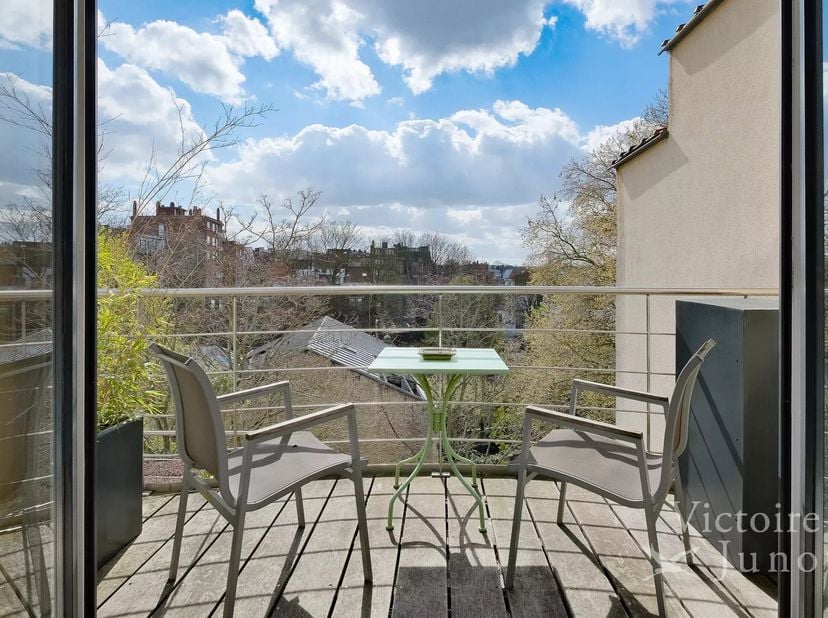 Ideaal gelegen vlakbij Stéphanieplein, dit elegante volledig gerenoveerde herenhuis met bijzondere aandacht voor erfgoedbehoud en herontwikkeling, met