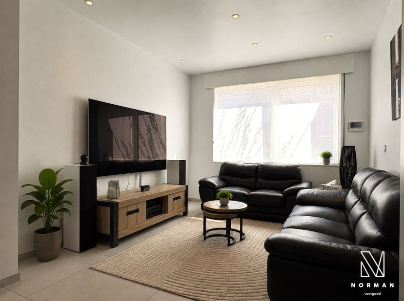 Welkom in deze instapklare, kraaknette woning met 3 slaapkamers op wandelafstand van Kortrijk-centrum!<br />
We komen de woning binnen via een mooie h