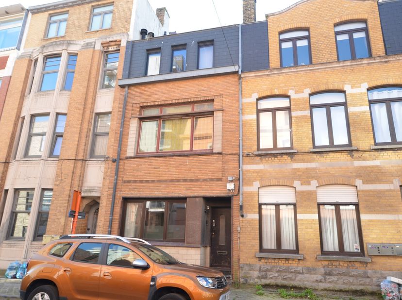 In het centrum van Oostende op 200m van het station, 500m van de voornaamste winkelstraten.<br />
<br />
Indeling: <br />
Woonkamer, ingerichte leefke