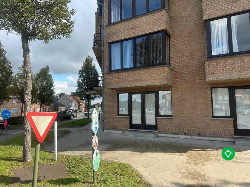 Ontdek dit aangename gelijkvloers appartement in het centrum van Koekelare, op wandelafstand van winkels, scholen en openbaar vervoer.<br />
Het appar