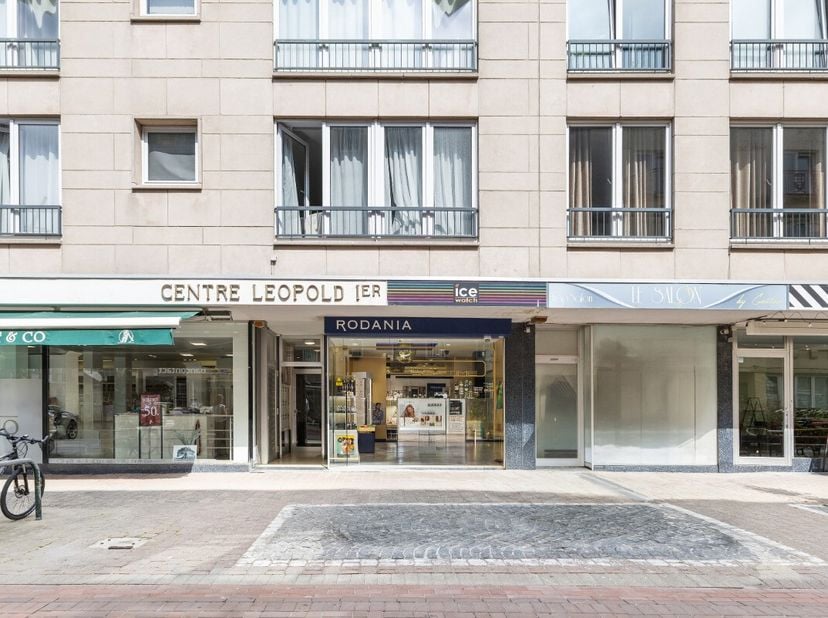De Panne: Centraal gelegen handelspand in het hart van De Panne: Ontdek dit zeer centraal gelegen handelspand in het levendige centrum van De Panne. G