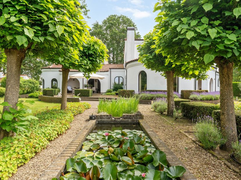Deze unieke villa in Houthalen-Helchteren onderscheidt zich door haar karaktervolle architectuur met speelse rondingen en een tijdloze vormgeving. Geb