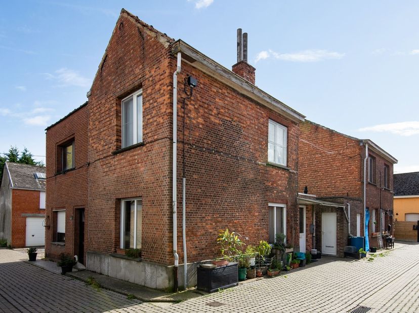 Te renoveren woning met 2/3 slaapkamers<br />
<br />
Deze rijwoning is ideaal voor wie op zoek is naar wonen in een rustige wijk. Doch aan de stadsr
