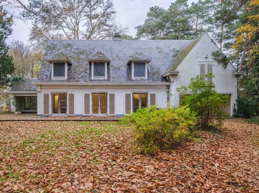Villa de caractère située sur un terrain très spacieux et verdoyant à Bonheiden.<br />
Composition : sous-sol, rez-de-chaussée : hall d'entrée, salon,