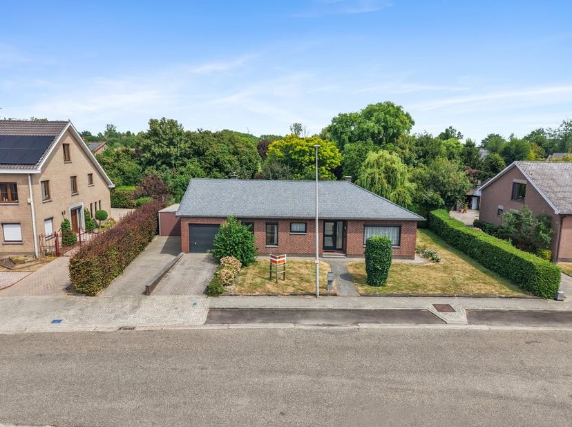 Bent u op zoek naar een vrijstaande woning met een praktische indeling en heel wat potentieel? Dan is deze open bebouwing, gelegen aan de Tiende Meist