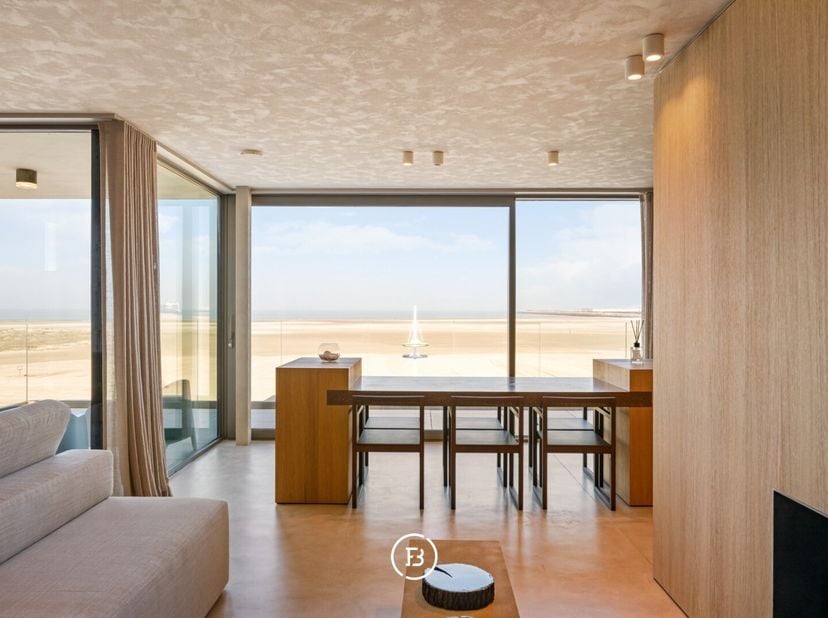 Een penthouse op de Zeedijk van Zeebrugge waar uitzicht en ruimte de woonbeleving bepalen.<br />
Dit penthouse bevindt zich op een uitzonderlijke ligg