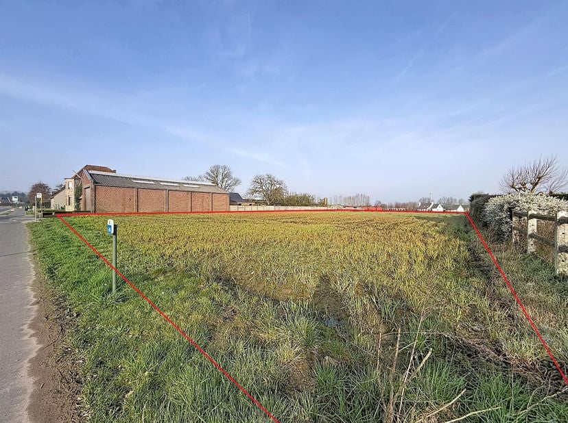 TERRAIN EN ZONE RESIDENTIELLE - <br />
Parcelle de terrain situé à Oostrozebeke, Gentstraat, entre les numéros 53 et 55, d'une superficie totale de 49