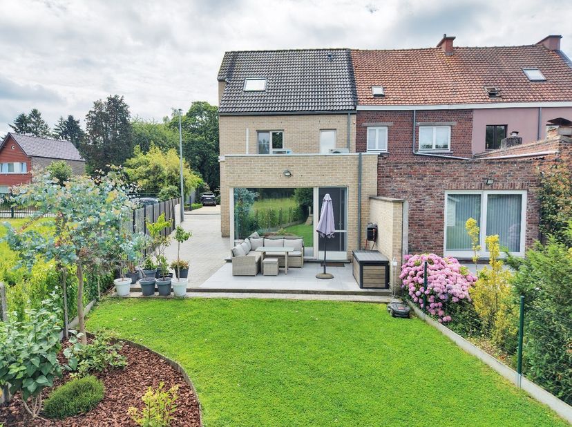 Deze eigendom is zeer centraal gelegen te Erembodegem, tussen Aalst en Affligem. De commerciële Brusselbaan bevindt zich vlakbij, de dorpskern en het