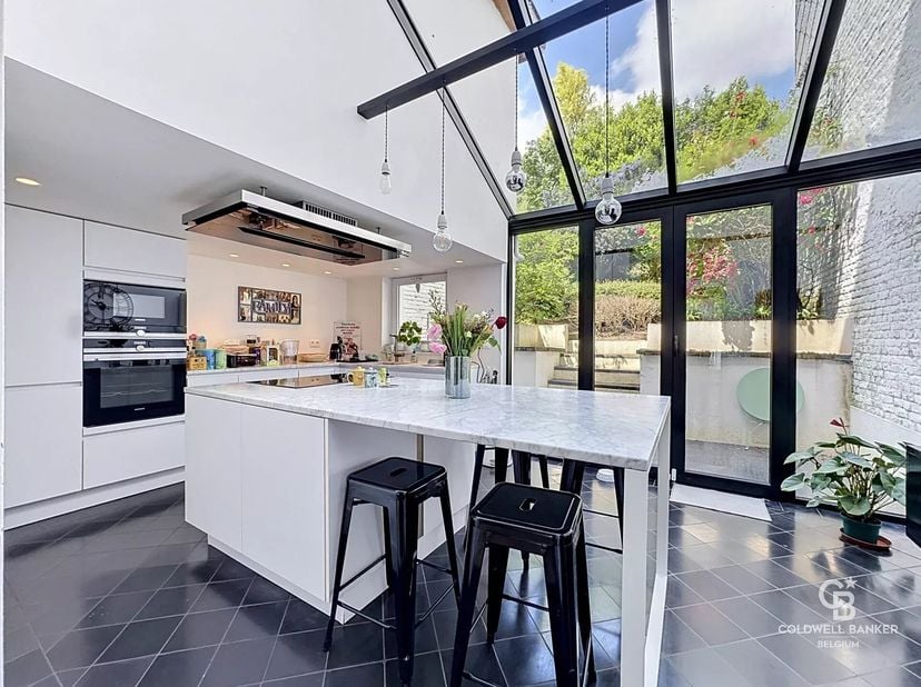 Huis van ca. 330 m² met veel karakter, in 2015 smaakvol gerenoveerd. De indeling is als volgt:<br />
Op de begane grond: woon-/eetkamer (ca. 32 m²) op