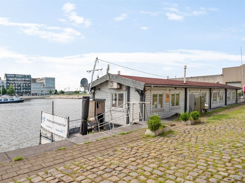 Drijvende vaarinrichting met mogelijkheid tot verscheidene functies<br />
Locatie: Deze unieke drijvende vaarinrichting staat te koop op het Kempischd