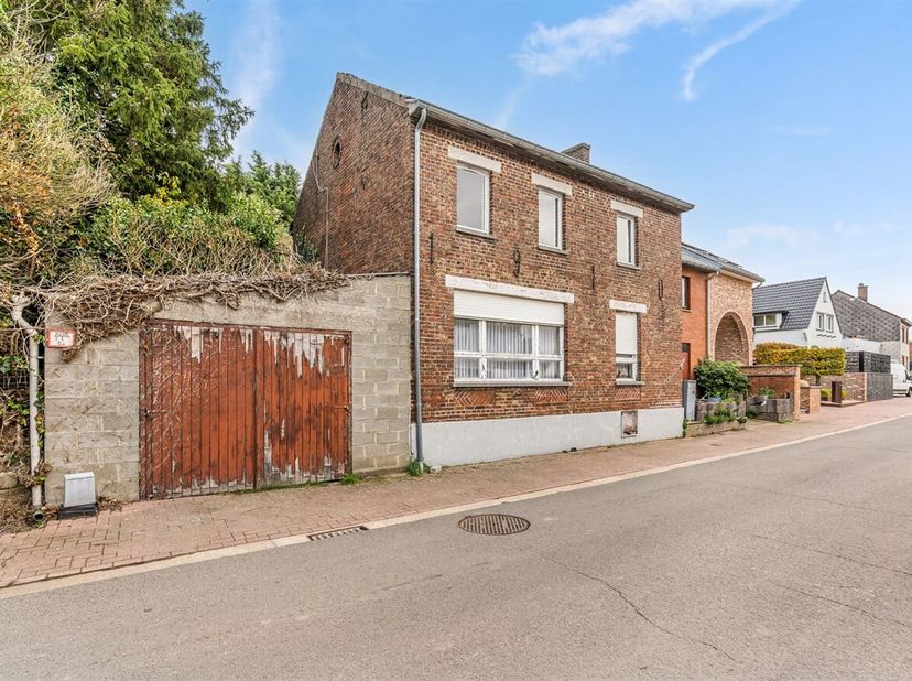 Te Renoveren woning met veel mogelijkheden in het landelijke Velm!<br />
Deze woning met tal van mogelijkheden en ruime slaapkamers, gelegen in het la
