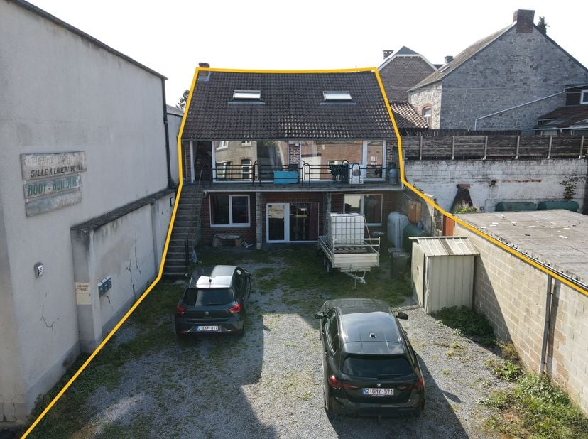 Dans le centre d’Anhée, venez découvrir cet immeuble de rapport entièrement loué ! Le bien est composé de 3 appartements en ordre urbanistique.Le prem