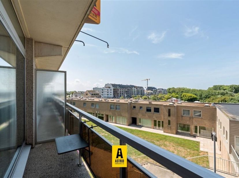 Erg verzorgd appartement met de hele dag zon en prachtige open zichten! Gelegen op de 3de verdieping van de uitermate verzorgde residentie Astrid, te