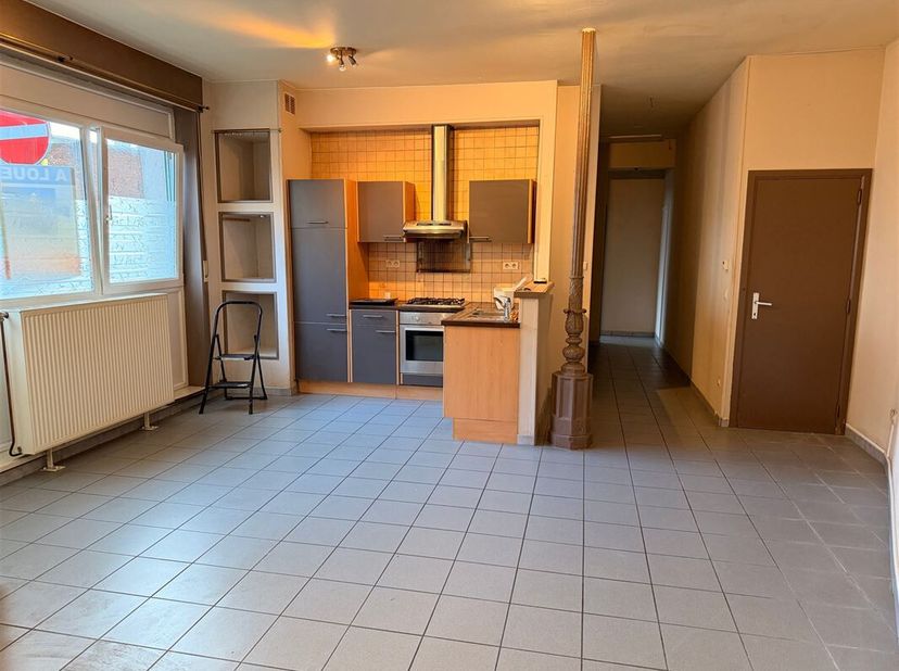 Aantrekkelijk appartement met 1 slaapkamer op de begane grond in het hart van Leuze-en-Hainaut, op 2 passen van het station en de winkels.<br />
De wo