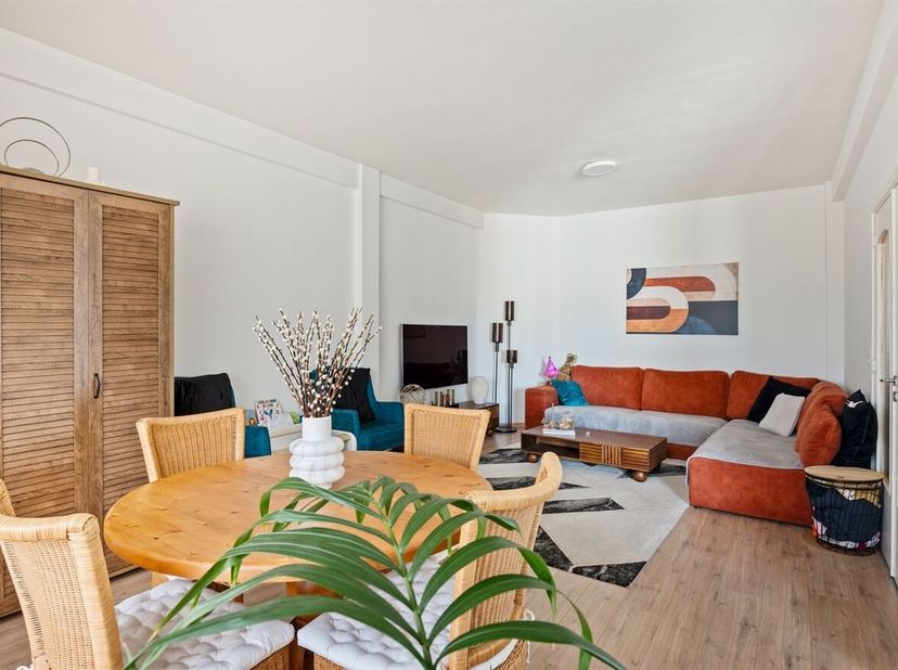 Locatie: Dit ruim tweeslaapkamerappartement van 98 m² is gelegen aan de Camille Huysmanslaan in de gegeerde Expo-wijk te 2020 Antwerpen. De centrale l
