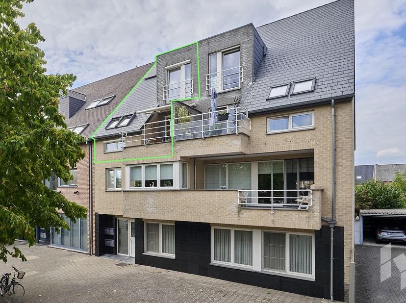 Zeer ruim duplex appartement (141 m²) met een lichtrijke woonkamer, 2 slaapkamers waarvan 1 met mezzanine en een ondergrondse parking in het centrum v