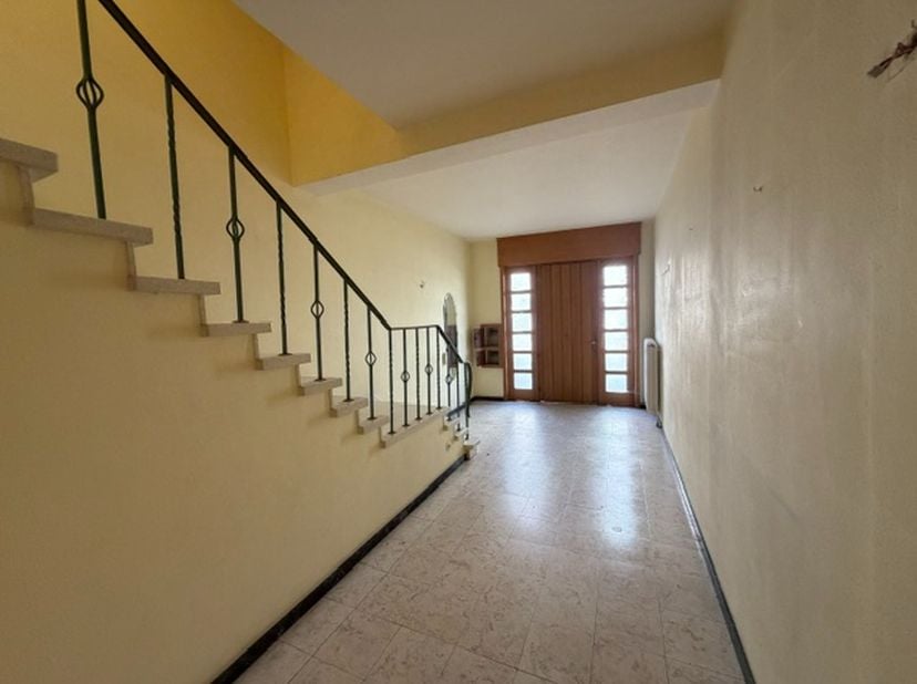 Cet immeuble de rapport est situé dans un endroit central et se compose de deux appartements spacieux de 96 m² chacun. Grâce à l'agencement d'un seul