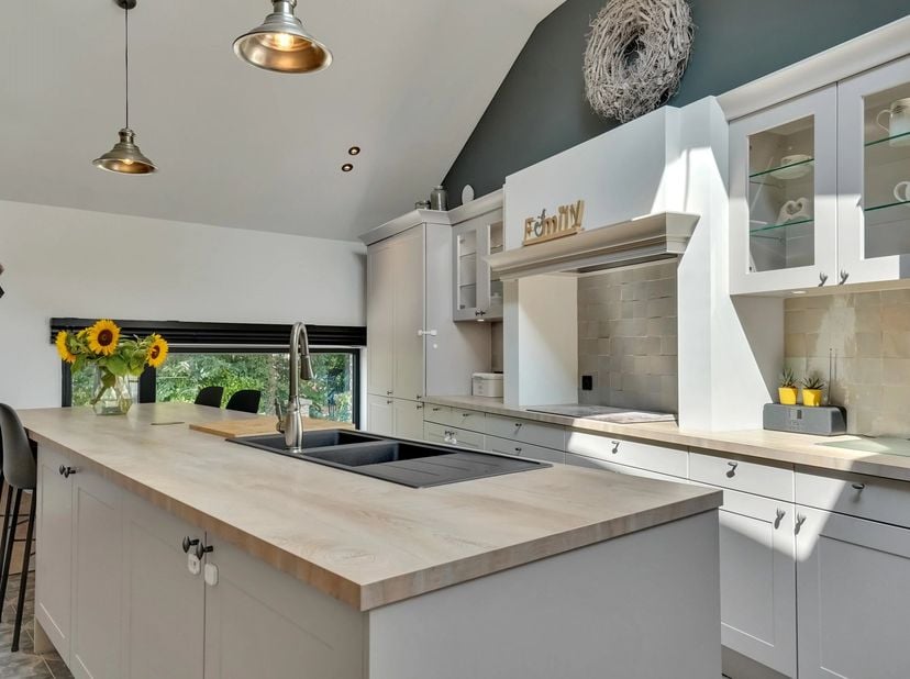 Deze recent volledig gerenoveerde woning aan de Genendries 15A in Riemst combineert hedendaags wooncomfort met een praktische indeling en een rustige