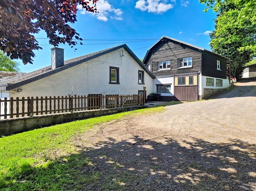 MAISON<br />
REZ DE CHAUSSEE de ± 236m²<br />
- Etable de ± 88m² sur briques, <br />
- Etable de ± 46m² sur briques avec fenil de ± 46m² sur plancher,