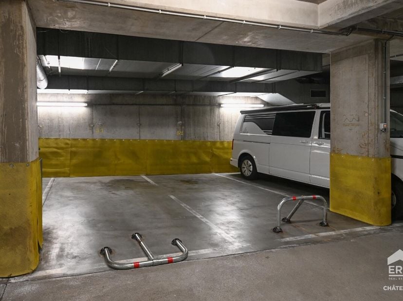 ERA CHÂTELAIN biedt exclusief deze twee eersteklas parkeerplaatsen aan, perfect gelegen in de prestigieuze wijk Roodebee. Dit unieke aanbod is een zel