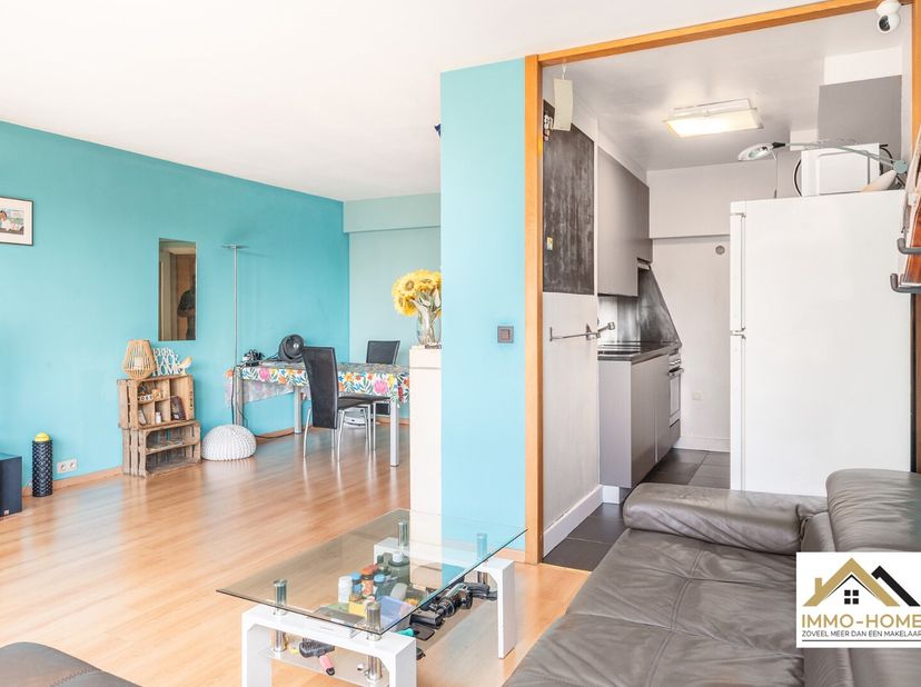 Dit ruime appartement vinden we terug op de tweede verdieping van het complex, en is te bereiken via zowel lift als trap. Je komt terecht in een riant