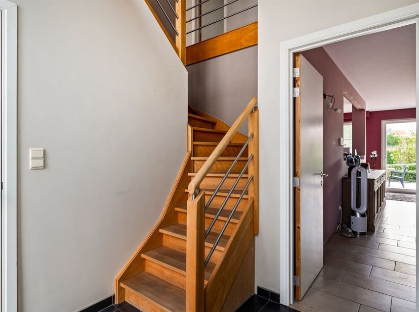 Gelegen op het einde van een rustige, doodlopende straat in Schoten, biedt Boekweitstraat 76 een uitzonderlijke combinatie van privacy en sereniteit.
