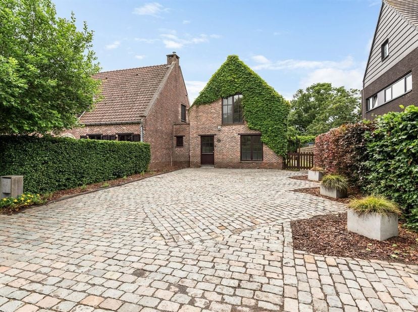 Welkom in deze verrassend ruime, op te frisse woning gelegen aan Watering 9A in Bouwel. Deze eigendom combineert een praktische indeling met veel comf