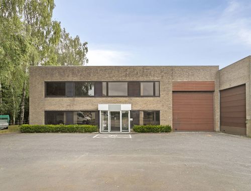                                         Magazijn met bureel te huur in Ooigem, € 750

