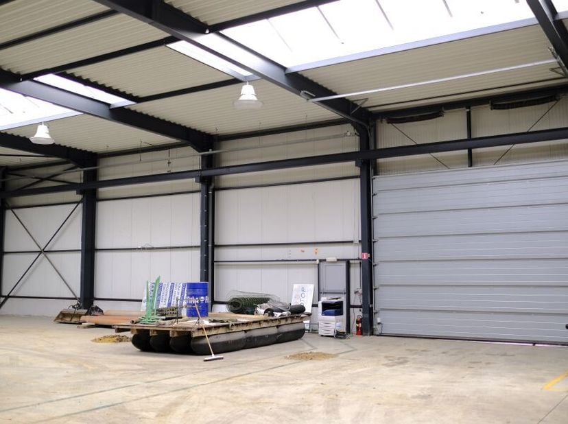 Dit industriële gebouw aan de Rue de la Alphonse Sprumont in Verviers maakt de efficiënte combinatie van magazijn en professionele kantoorruimtes voor