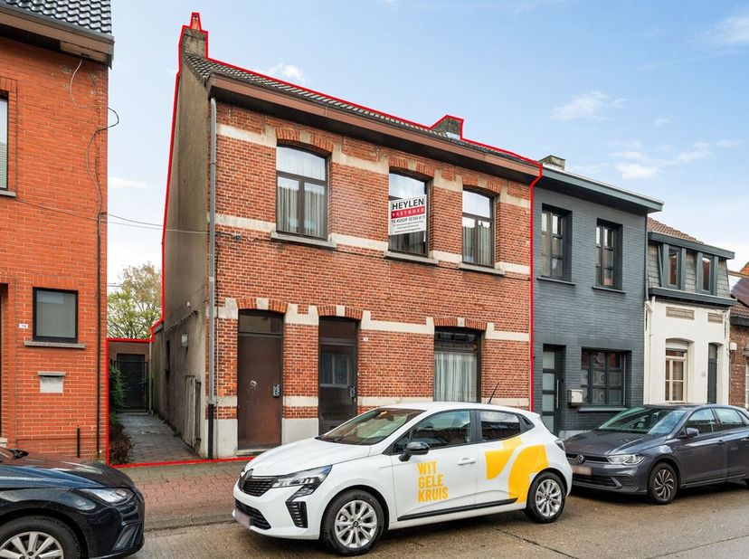 Te renoveren gezinswoning met tal van mogelijkheden in Brasschaat. <br />
Bent u op zoek naar een ruime woning die u volledig naar eigen smaak kan ren