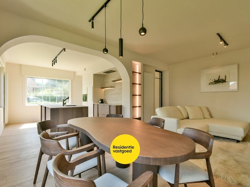 Welkom in de Wingensestraat 5, een gerenoveerde woning met garage, autostaanplaats en zonnige tuin. Rustig gelegen in het charmante Hertsberge, op een