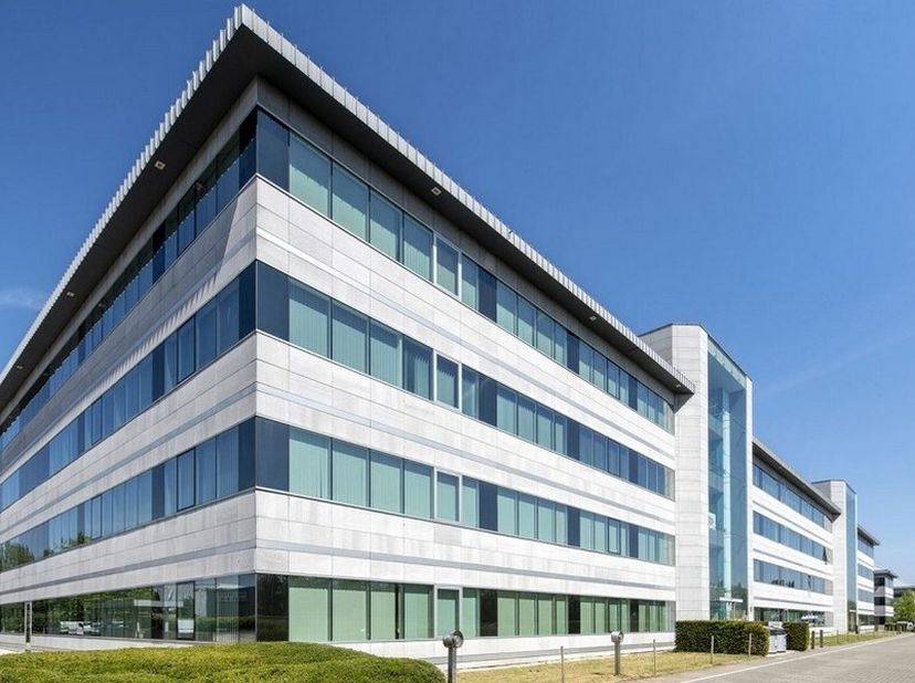 845m² d'espace de bureau paysager au rez-de-chaussée<br />
Emplacement: à la sortie de Mechelen-Zuid, à quinze minutes de Bruxelles et d'Anvers et à 7