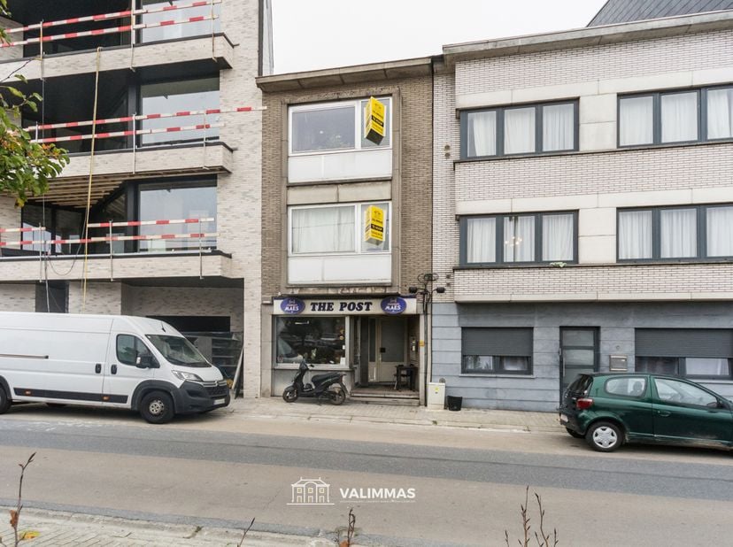 VALIMMAS verkoopt in het centrum van Asse dit welgelegen opbrengsteigendom, bestaande uit een handelsgelijkvloers en twee appartementen.   <br />
Kan