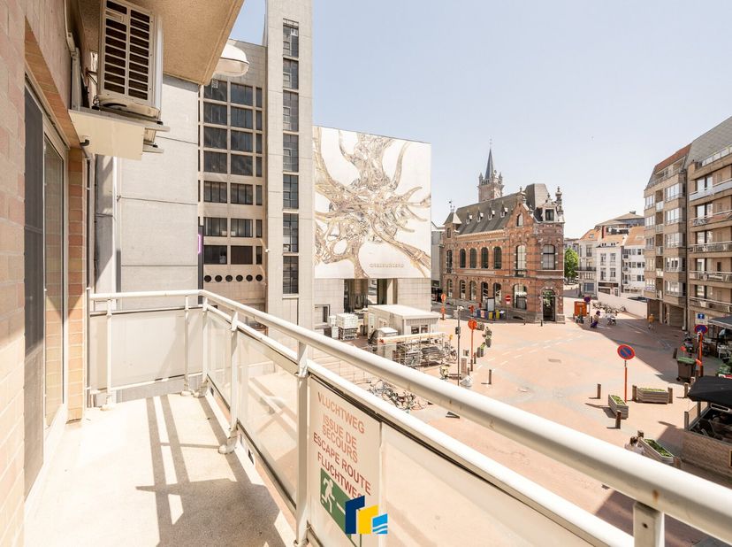 Deze volledig gerenoveerde omgekeerde duplex combineert hedendaags wooncomfort en duurzame technieken met een absolute topligging in het hart van Blan