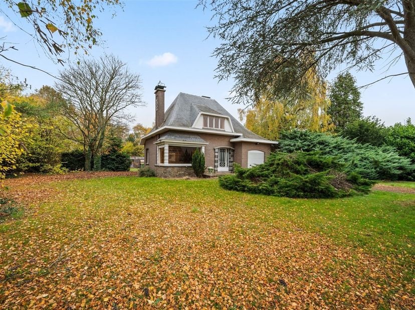Met een perceel van circa 43 meter breed en 101 meter diep biedt deze villa bijna eindeloze mogelijkheden: verbouwen, uitbreiden, aanbouwen, herbouwen