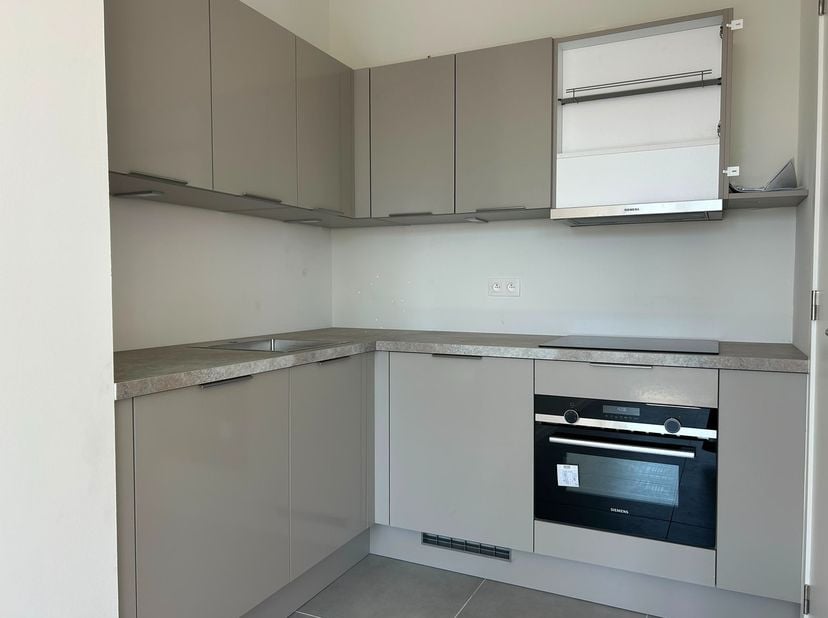 Dit appartement op de 2e verdieping in nieuwbouwproject Hof&amp;nbsp;Berlamuze&amp;nbsp;combineert eigentijds wooncomfort met een groene en rustige omgeving,