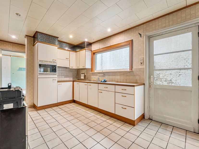 Te renoveren woning met 3 slaapkamers en grote zolder te koop in Bissegem<br />
Je betreedt de woning via de diepe inkomhal en komt vervolgens in de l