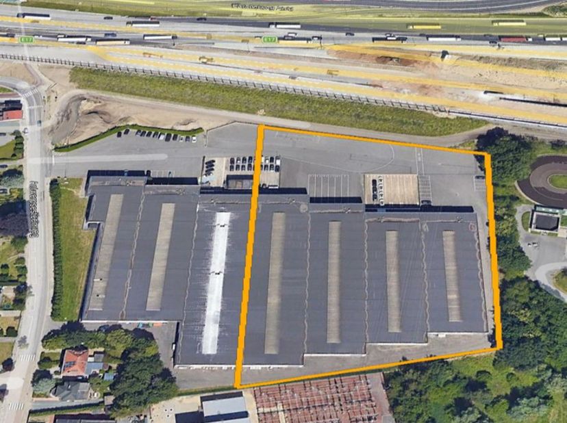 Ruime opslagruimte met kantoren te huur langs de Antwerpsesteenweg in Zwijndrecht, op een uitstekende locatie nabij de E17. Het pand omvat circa 8.037