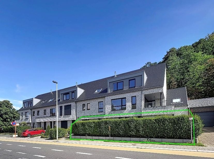In een recent gebouw uit 2020 bevindt zich dit instapklare en hoogwaardig afgewerkte gelijkvloers appartement van 117 m². Bij het betreden van de woni